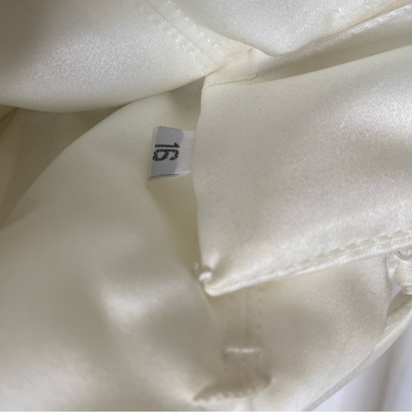 Wedding Gown Size 16 - Picture 12 of 16